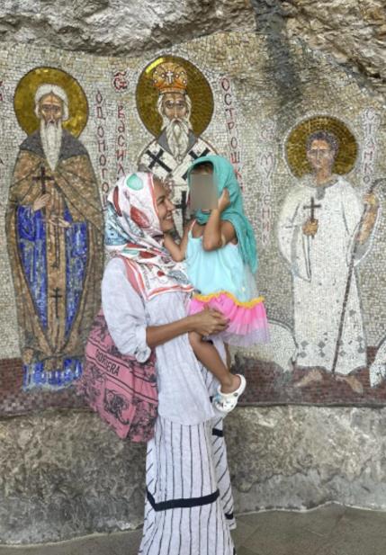 Bojana Ristivojević sa ćerkicom pod Ostrogom