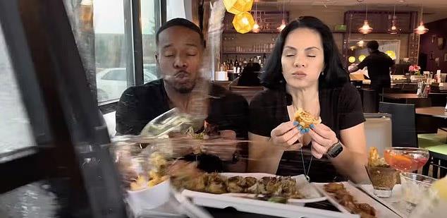 Nina Santjago i Patrik Blekvud jedu burgere