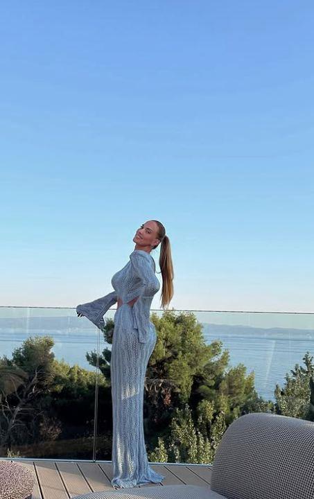 Ivana Aleksić pozira na terasi