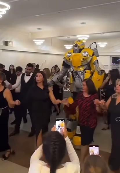 Robot Bamblbi igra kolo na svadbi (1).jpg