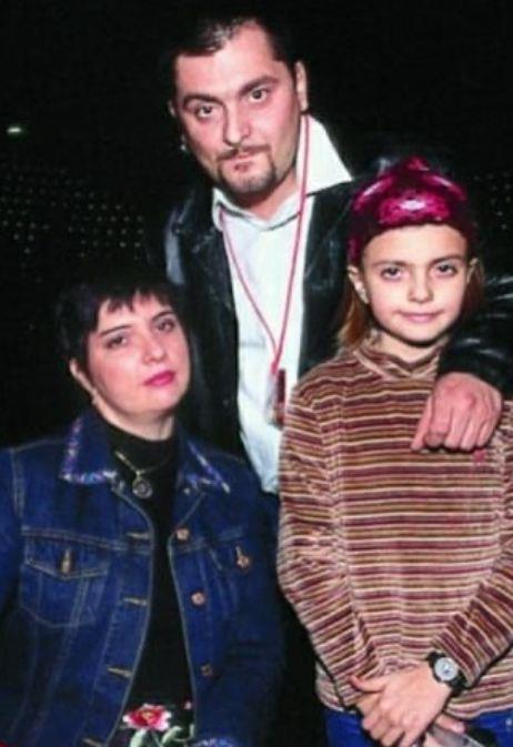 Ela Dvornik sa mamom i tatom