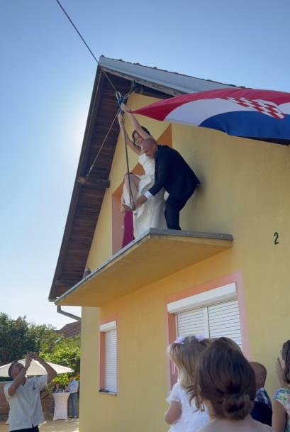 Mlada se sajlom spušta s balkona na svadbi u Hrvatskoj