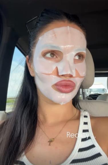 Teodora Džehverović sa maskom za negu lica u javnosti