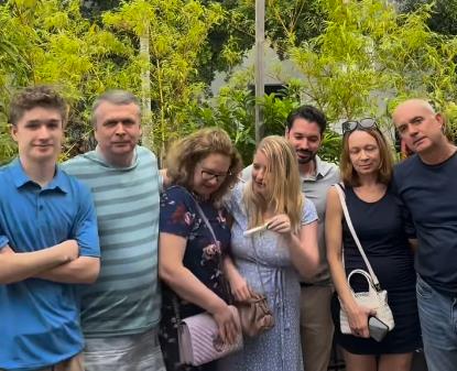 Olena Perez pokušava da objavi trudnoću porodici tokom fotografisanja