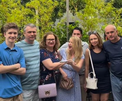 Majka ignoriše pozitivan test na trudnoću dok pozira za porodičnu fotografiju