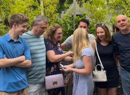 Majka ignoriše pozitivan test na trudnoću dok pozira za porodičnu fotografiju