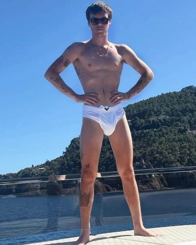 Kruz Bekam na jahti u kupaćim gaćama