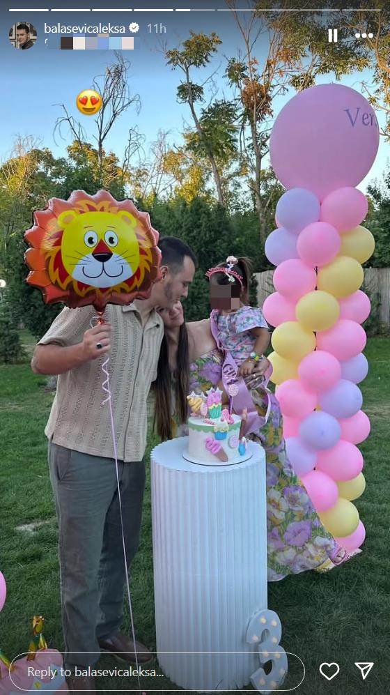 Aleksa Balašević sa suprugom i ćerkom Verom na rođendanskoj proslavi