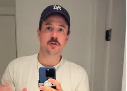 Metju Man pravi selfi u ogledalu kupatila.jpg