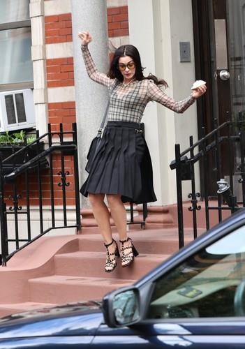 En Hatavej na setu filma Đavo nosi Pradu 2 pala niz stepenice