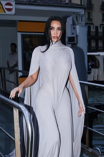 Kim Kardašijan u futurističkom sivom outfitu Maison Margiela u Veneciji