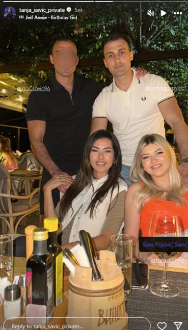 Tanja Savić sa porodicom na večeri