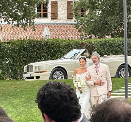 Nika Fehmiu u venčanici sa otcem Uliksom Fehmiuom