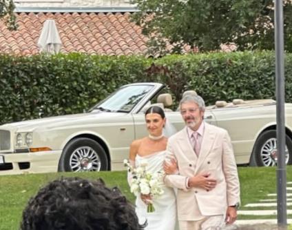 Nika Fehmiu u venčanici sa otcem Uliksom Fehmiuom