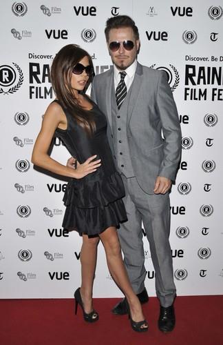 Bekamov dvojnik na događaju u Engleskoj u pratnji devojke koja je dvojnik Viktorije Bekam