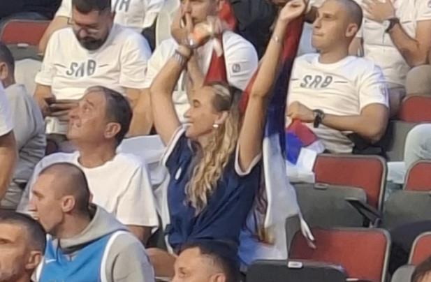 Navijačica Srbije.jpg