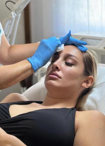 Luna Đogani na klinici za estetsku hirurgiju