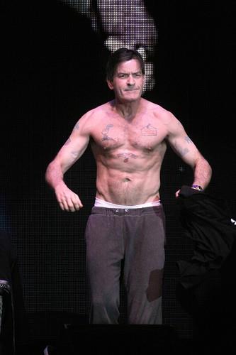 Čarli Šin bez majice