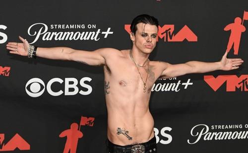 Jangblud pokazao goli torzo i tetovaže, uključujući veliku tetovažu lobanje i ukrštenih kostiju koja se proteže paralelno sa njegovim desnim kukom na dodeli MTV nagrada.