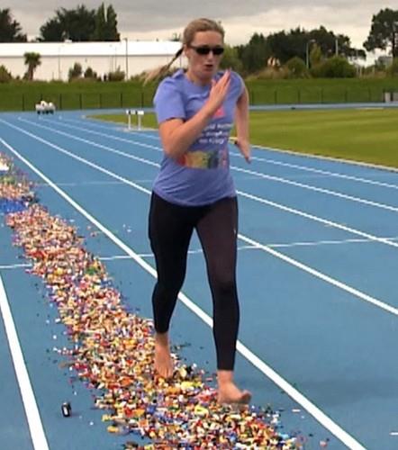 Gabrijel Vol trčala preko Lego kockica