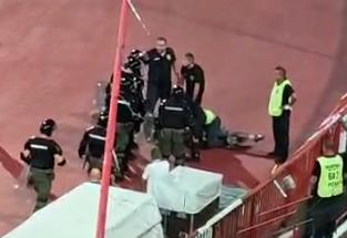 Navijač pokušao da otme engelsku zastavu