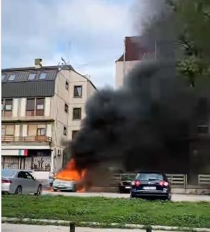 Gori auto veliki dim