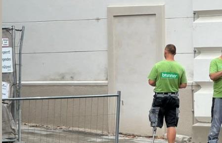 Radnik s protezom umesto noge na gradilištu