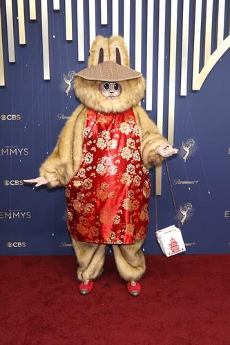 Džoela, učesnica RuPaul‘s Drag Race, kao Labubu na dodeli Emi nagrada 2025