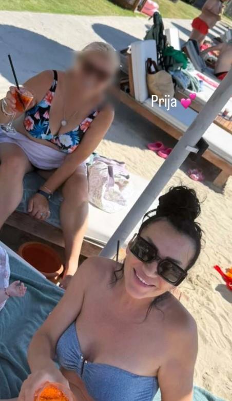 Goca Božinovska ispija piće na plaži