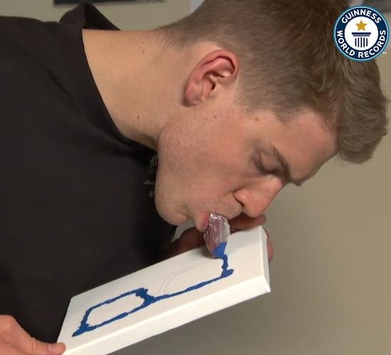 Likaso jezikom plavom bojom slika po platnu.jpg