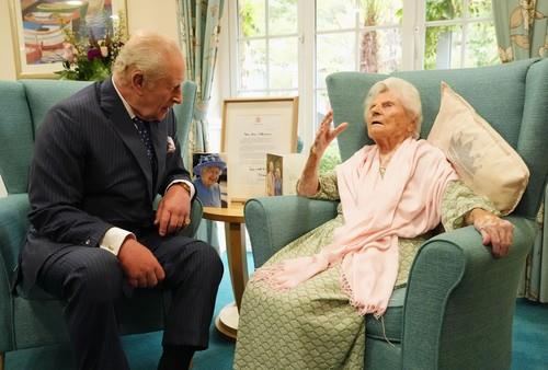 Kralj Čarls u poseti najstarijoj osobi na svetu
