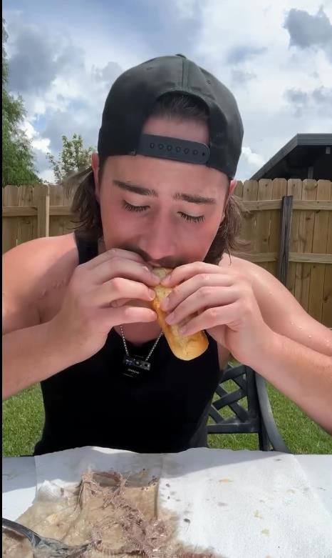 Džejms Elingsvort proba fermentisanu haringu