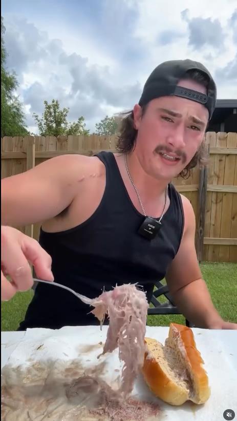 Džejms Elingsvort proba fermentisanu haringu