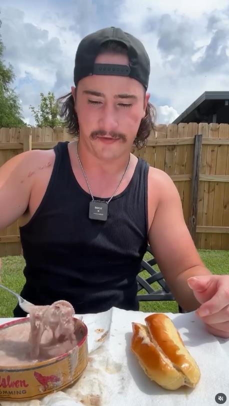 Džejms Elingsvort proba fermentisanu haringu