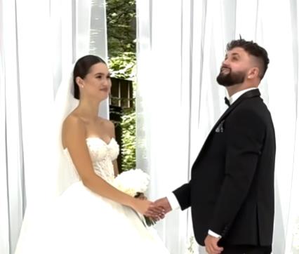 Leptir sleteo mladencima u Ukrajini na ruke