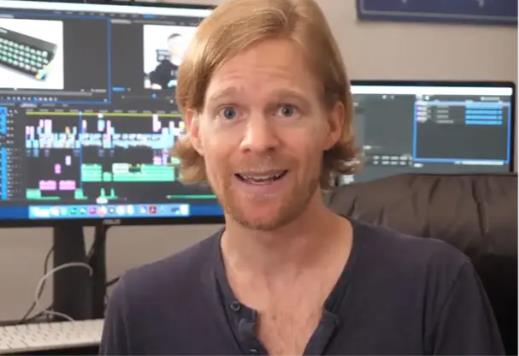 Dru Skenlon ispred kompjutera.jpg