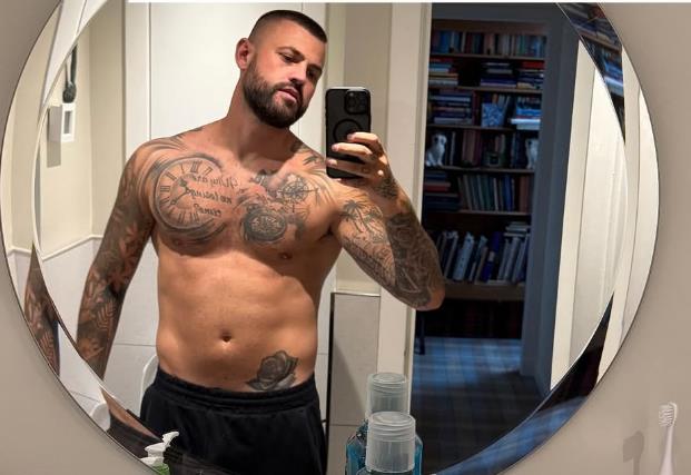 Dan Hankok bez majice u kupatilu pravi selfi.jpg