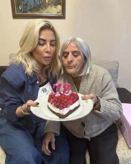 Dea Đurđević duva svećice sa bakom koja puni 78 godina