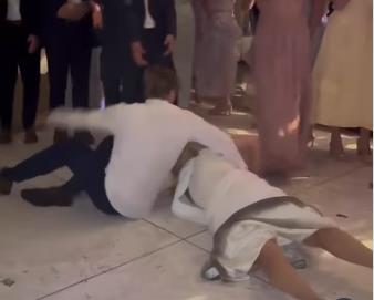 Mladenci pali usred plesa.jpg