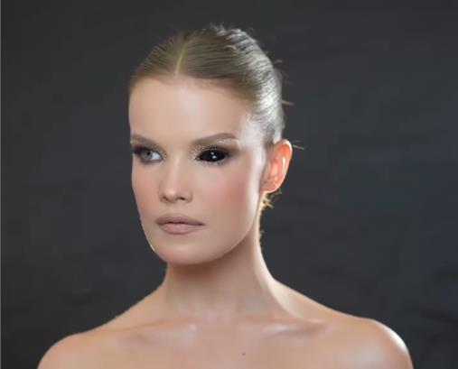 Darja Muhina podignute kose.jpg