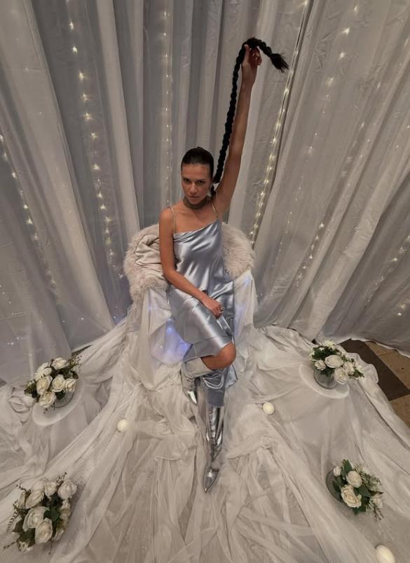 Anica Lazić za snimanje serije Krunska 11 nadogradila kosu