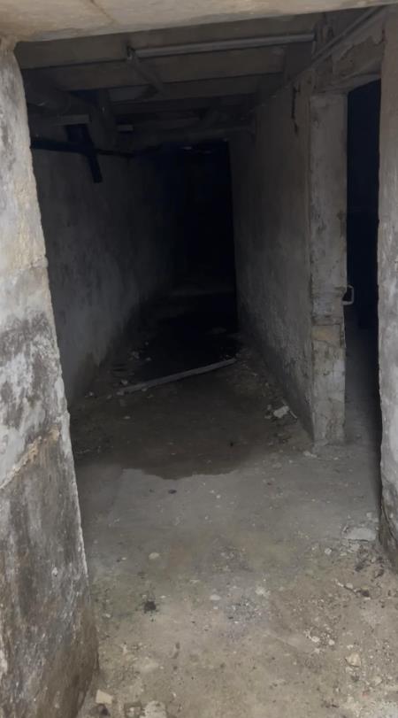 muškarac u podrumu pronašao tunel sa tajnim prostorijama (2).png