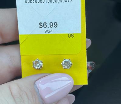 Kupila dijamantske minđuše u second handu