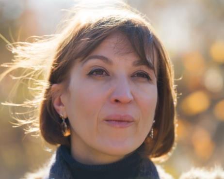 Žena kratke smeđe kose u rolci