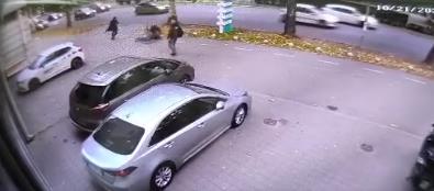 Muškarac gura ženu sa bicikla