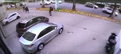 Muškarac obara ženu sa bicikla