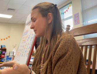 Učiteljica gospođa Gelar vodi decu kroz jutarnje afirmacije u prvom razredu