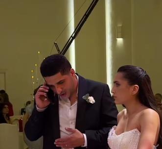 mladoženja telefonira tokom svadbe