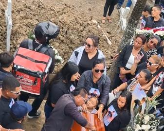 dostavljač upao u raku na sahrani