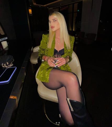 Voditeljka Maša Zipovski u atraktivnom stajlingu.jpg